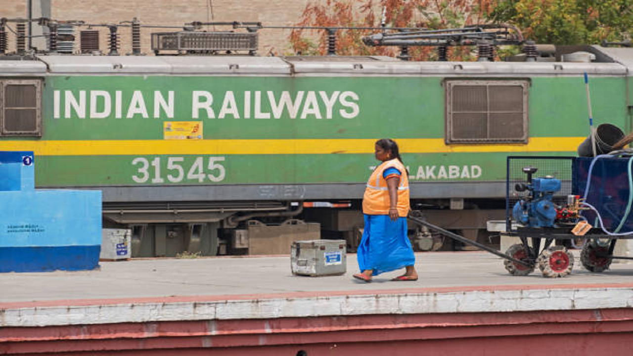 Indian Railway The signs Board at railway stations across India will be standardised