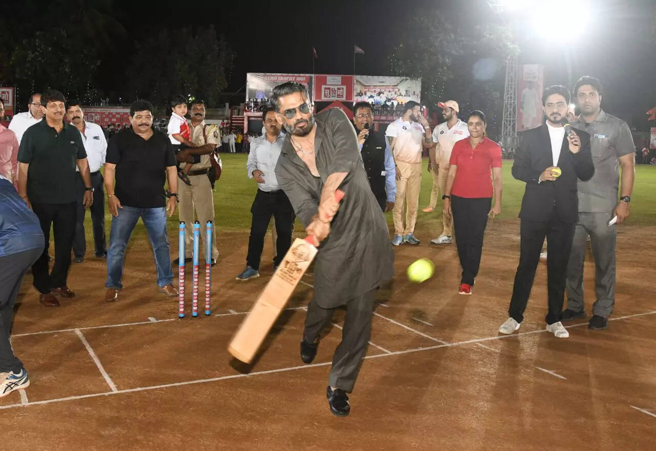 Actor Sunil Shetty playing Suprimo trophy