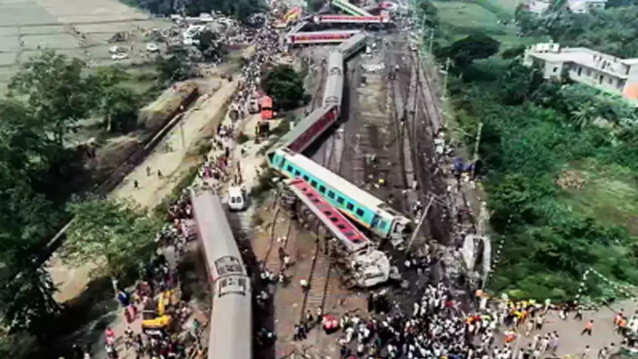 Odisha Train Accident : ज्या अपघातात 288 जणांचा मृत्यू झाला त्या अपघातात रेल्वेच्या लोको पायलट आणि गार्डचे काय झाले? मोठी अपडेट