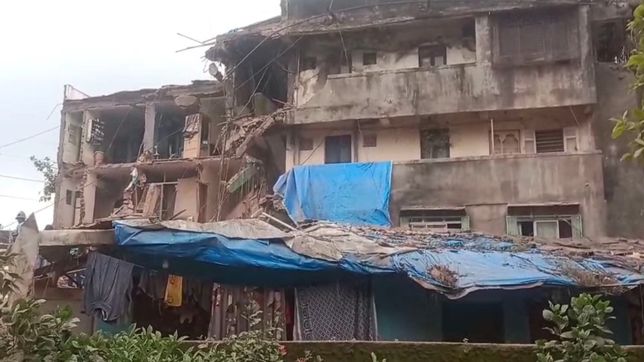 Dombivli Building Collapse: डोंबिवलीत इमारत कोसळली, ढिगाऱ्याखाली नागरिक अडकल्याची भीती